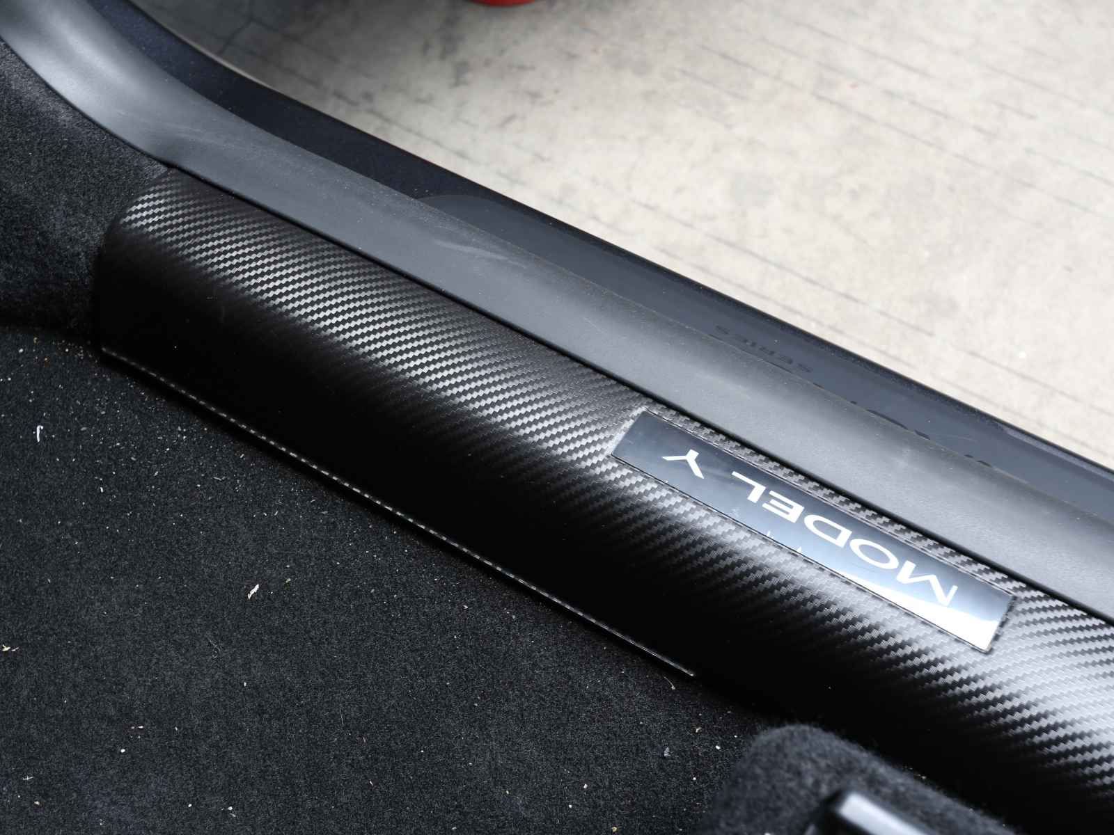 TJ385_TeslaModelY2025_JuniperInteriorDoorSillProtector_ABSCarbonLook
