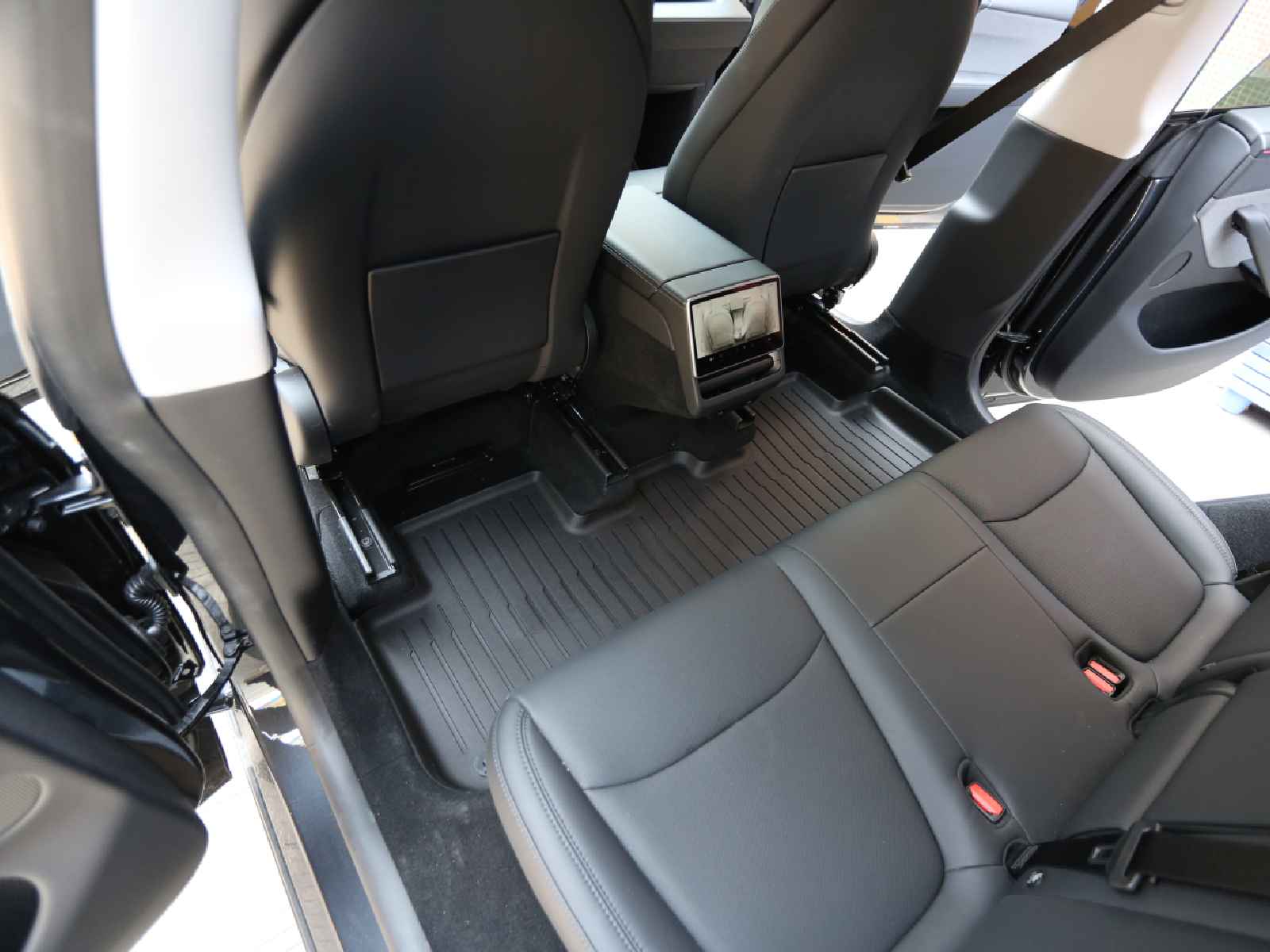 TJ376_TeslaModelY2025Juniper_AllWeatherInteriorFloorMats_Left-hand-drive_PremiumRecyclableRubber