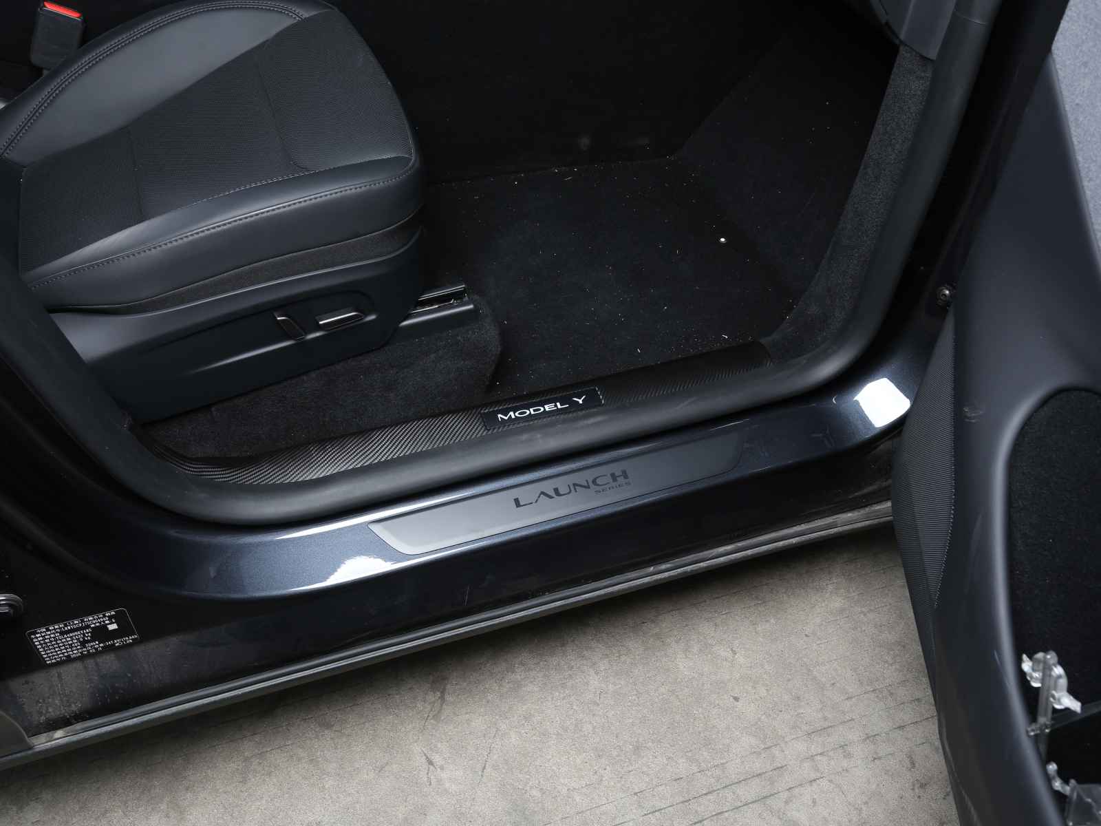 TJ385_TeslaModelY2025_JuniperInteriorDoorSillProtector_ABSCarbonLook